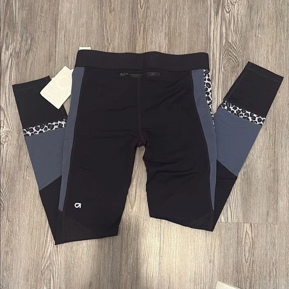 Gap Fit Black leggings with black tank. - Picture 5 of 6